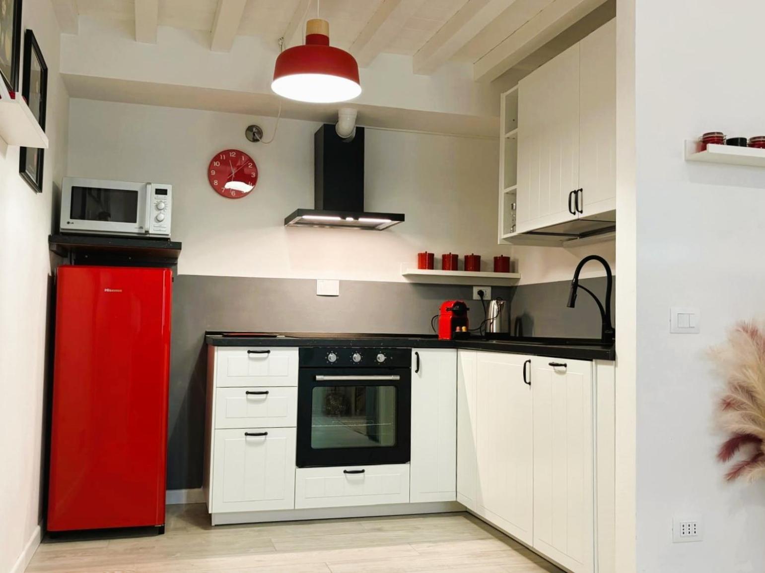 Apartment Red Lily Florenz